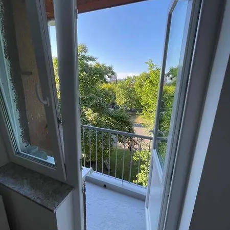 Spacious - & Peaceful Apartman *